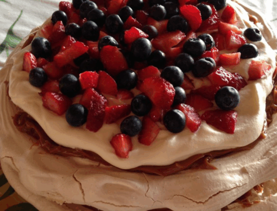 Pavlova triple: el postre con frutillas ideal para el finde