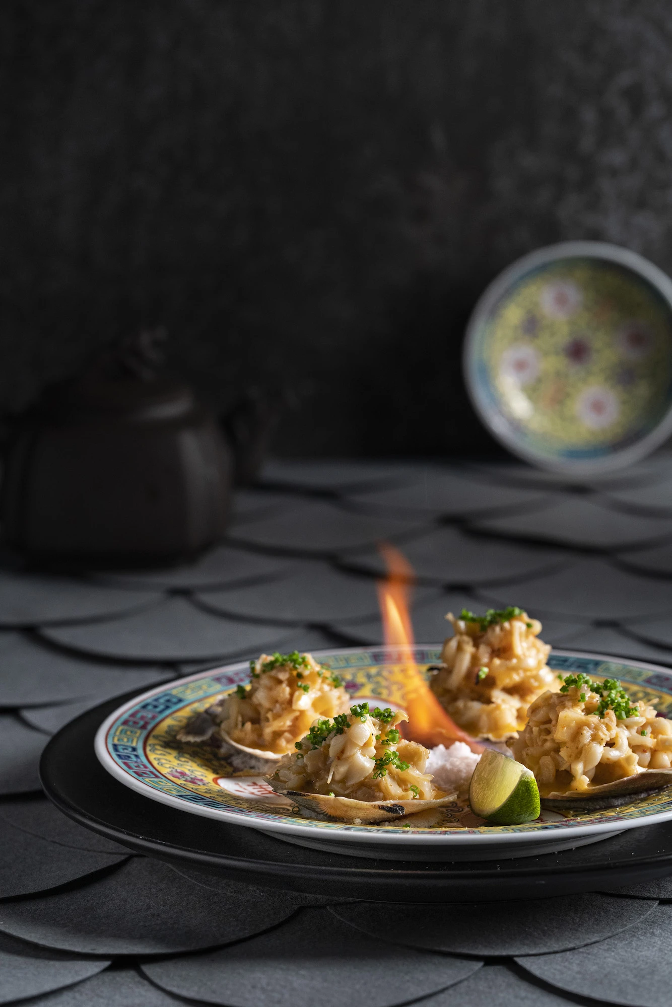 Entre las opciones nikkei, Fabric ofrece mariscos al fuego.