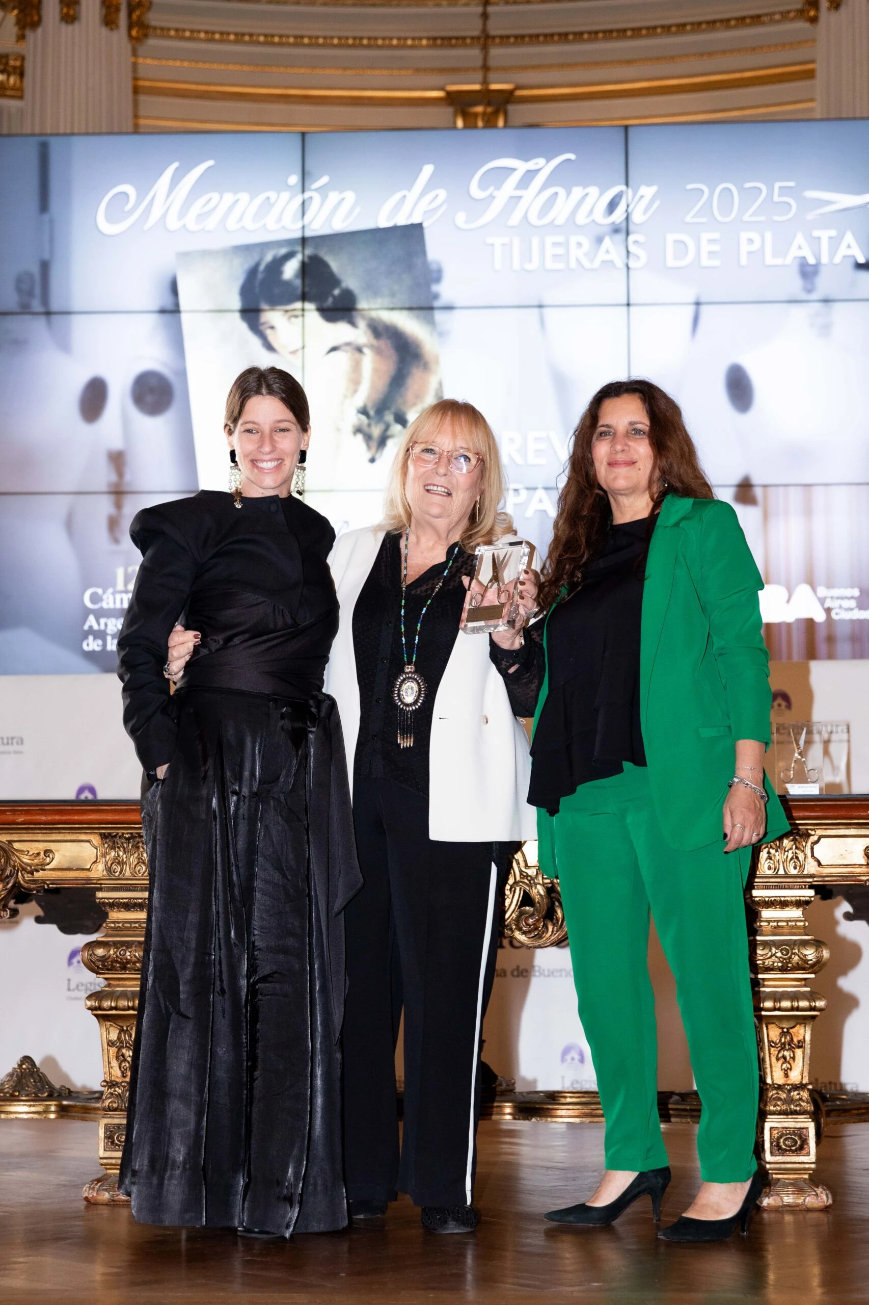 Beatriz Volosin entregó el premio a Priscila Pipman, CEO de Atlántida, y Daniela Fajardo, directora de Para Ti.