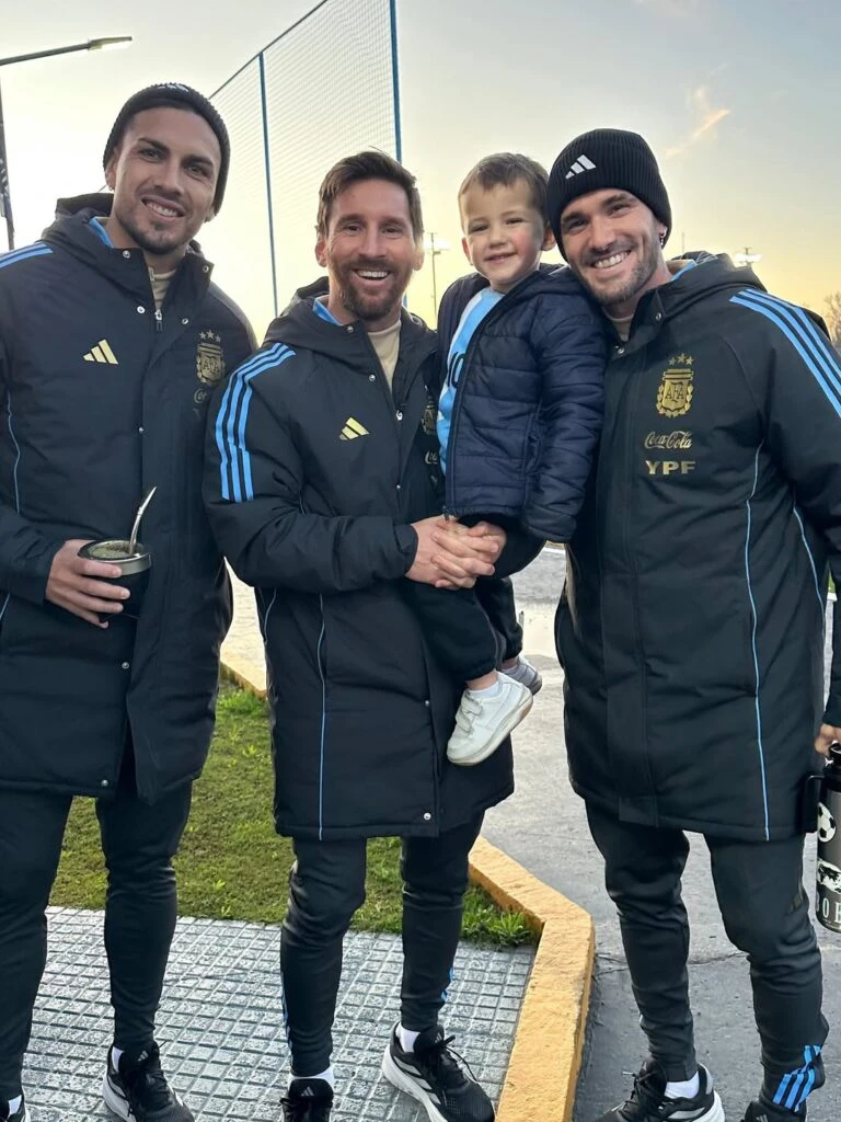 Luca junto a Messi, Paredes y De Paul. Foto: IG