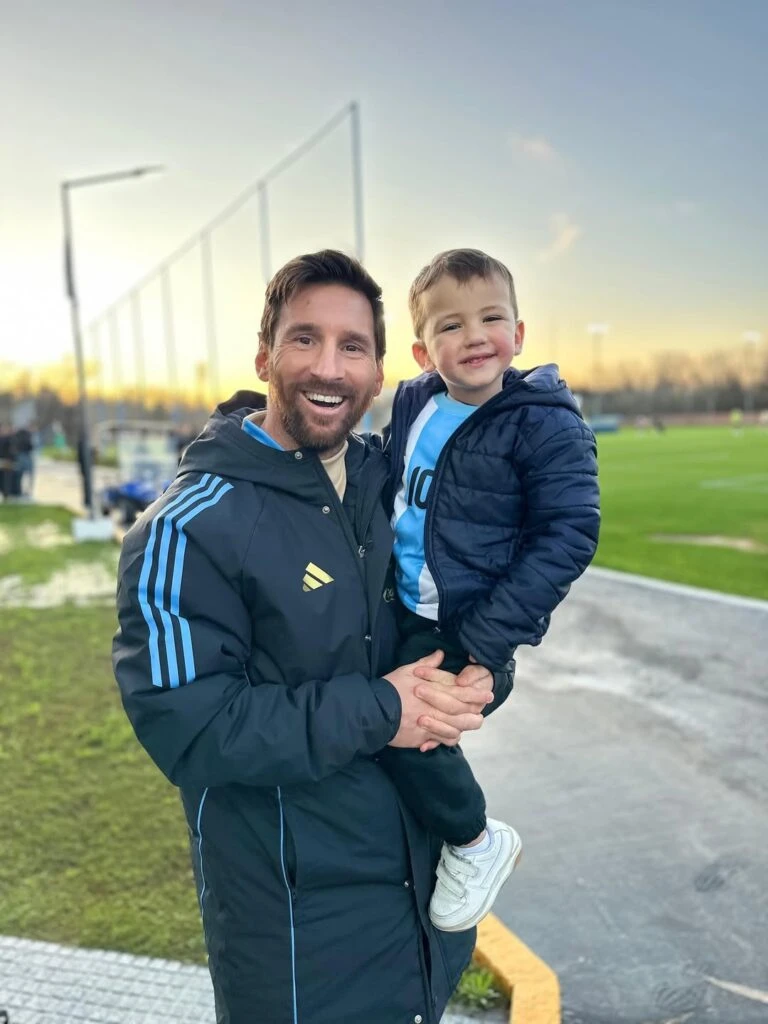 Luca junto a Messi. Foto: IG
