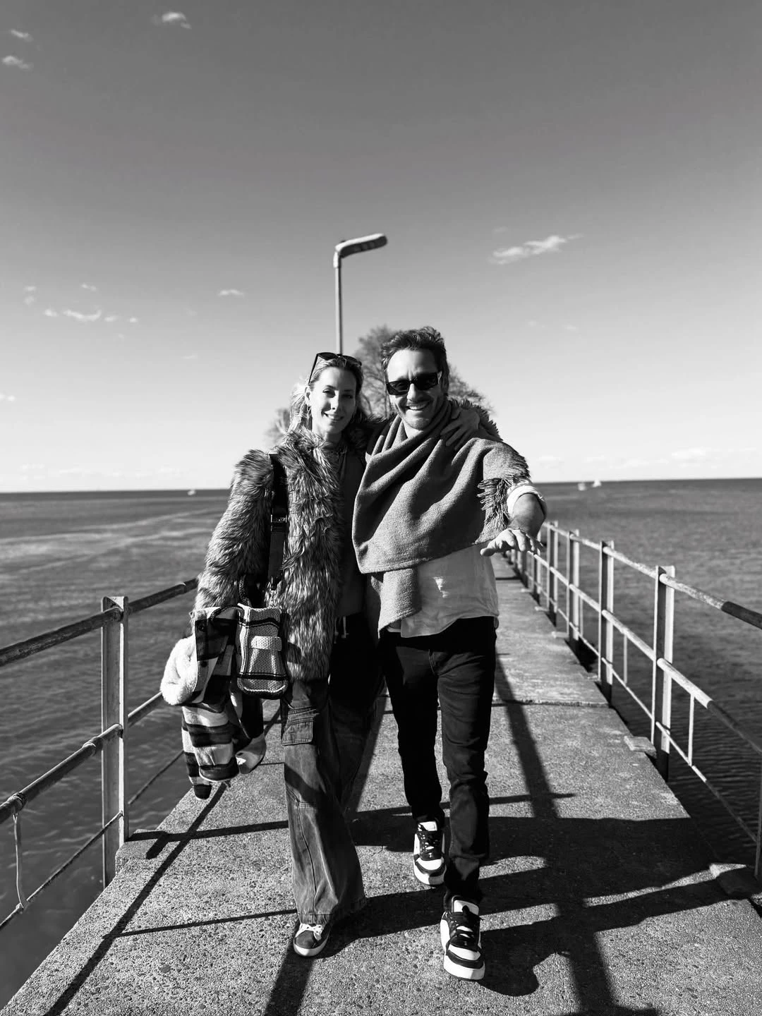 Anita Espasandín y Benjamín Vicuña caminando por el muelle. Fotos: IG.