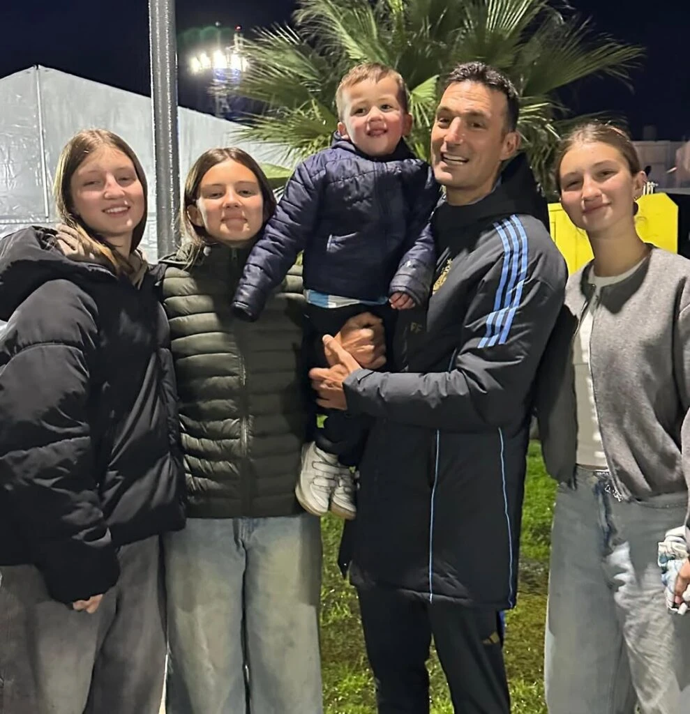 Los hijos de Fabián Cubero junto con Scaloni. foto: IG