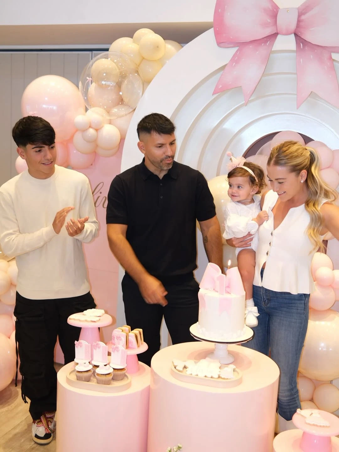 Sofía Calzetti, Sergio Kun Agüero y Benjamín. Fotos. IG.