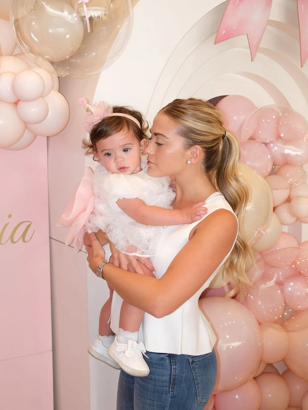 Sofía Calzetti y su beba. Fotos: IG.