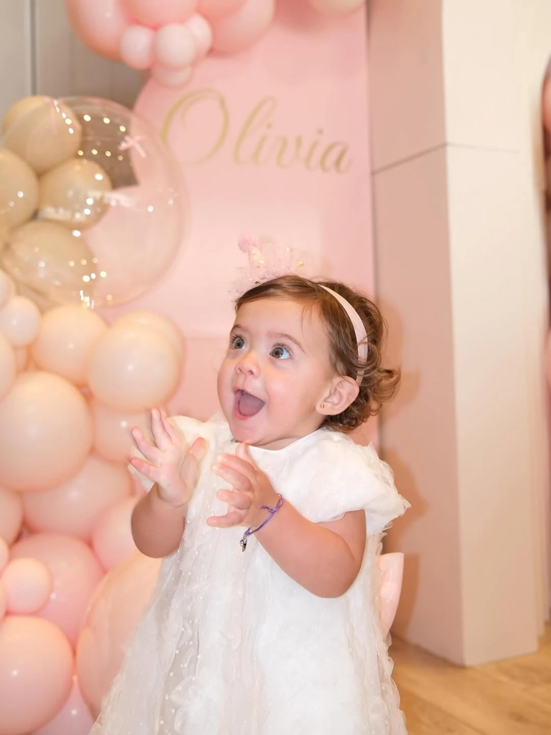 Olivia, hija de Sofía Calzetti y Sergio Kun Agüero. Fotos: IG.