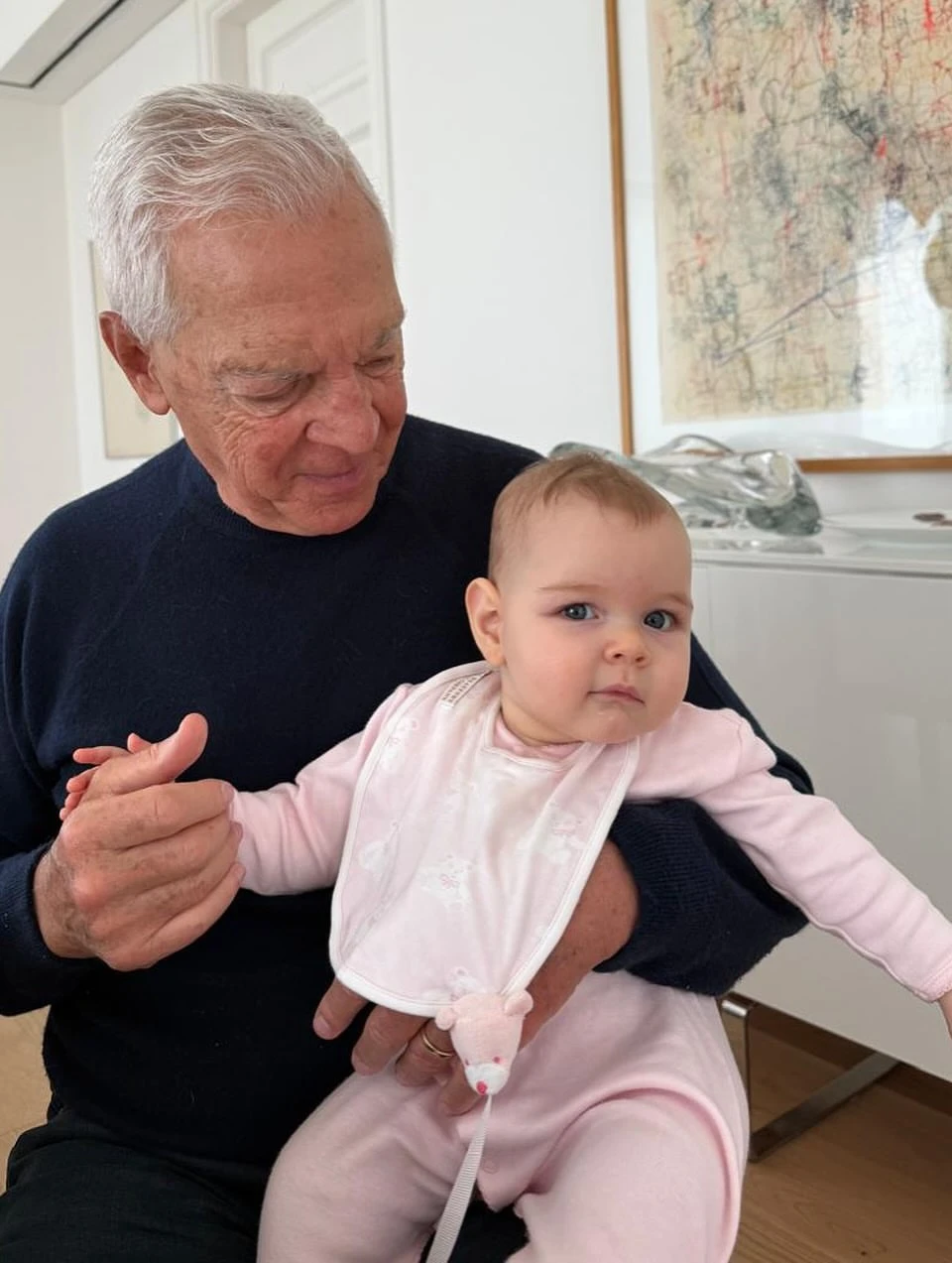 Eduardo Constantini y su beba Khalo. Fotos: IG.
