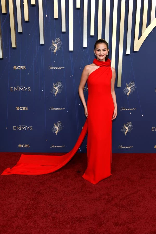 Emmy 2025: el look total red de Selena Gómez