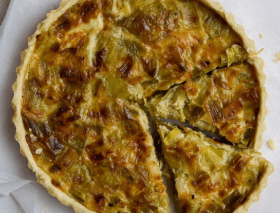 Tarta de puerro y cebolla con queso: ideal para una cena saludable y rápida