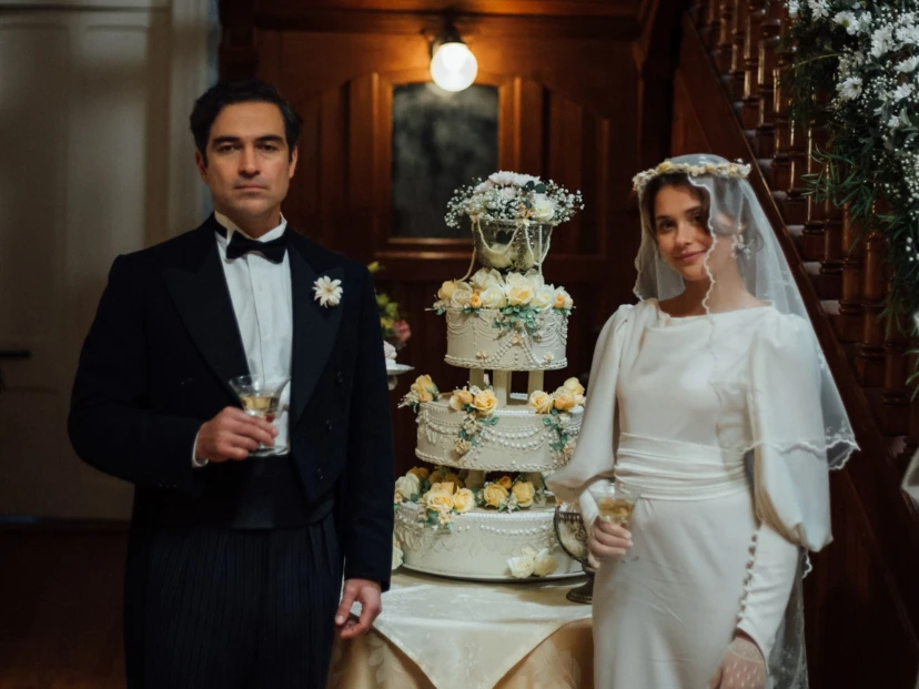 Tiene 8 capítulos, está basada en la famosa novela de Isabel Allende y una historia de amor emblemática 