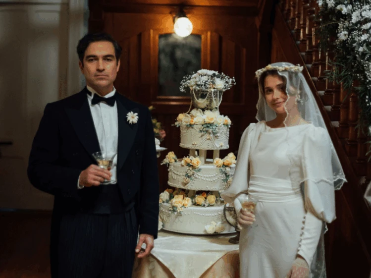 Tiene 8 capítulos, está basada en la famosa novela de Isabel Allende y una historia de amor emblemática