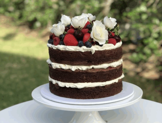 Torta húmeda de chocolate y frutos rojos: la receta que tenés que probar