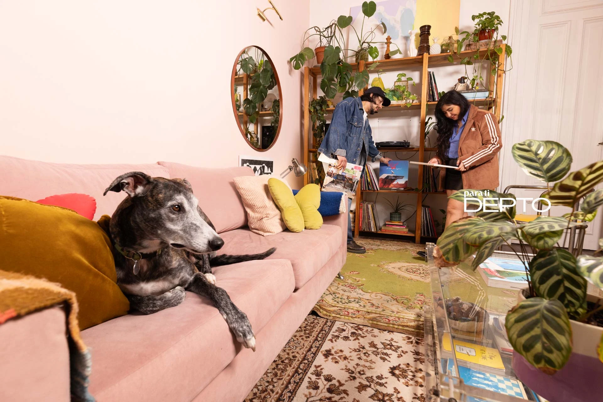 El departamento en San Telmo compartido por Vero, Matías y el encantador Kiwi.