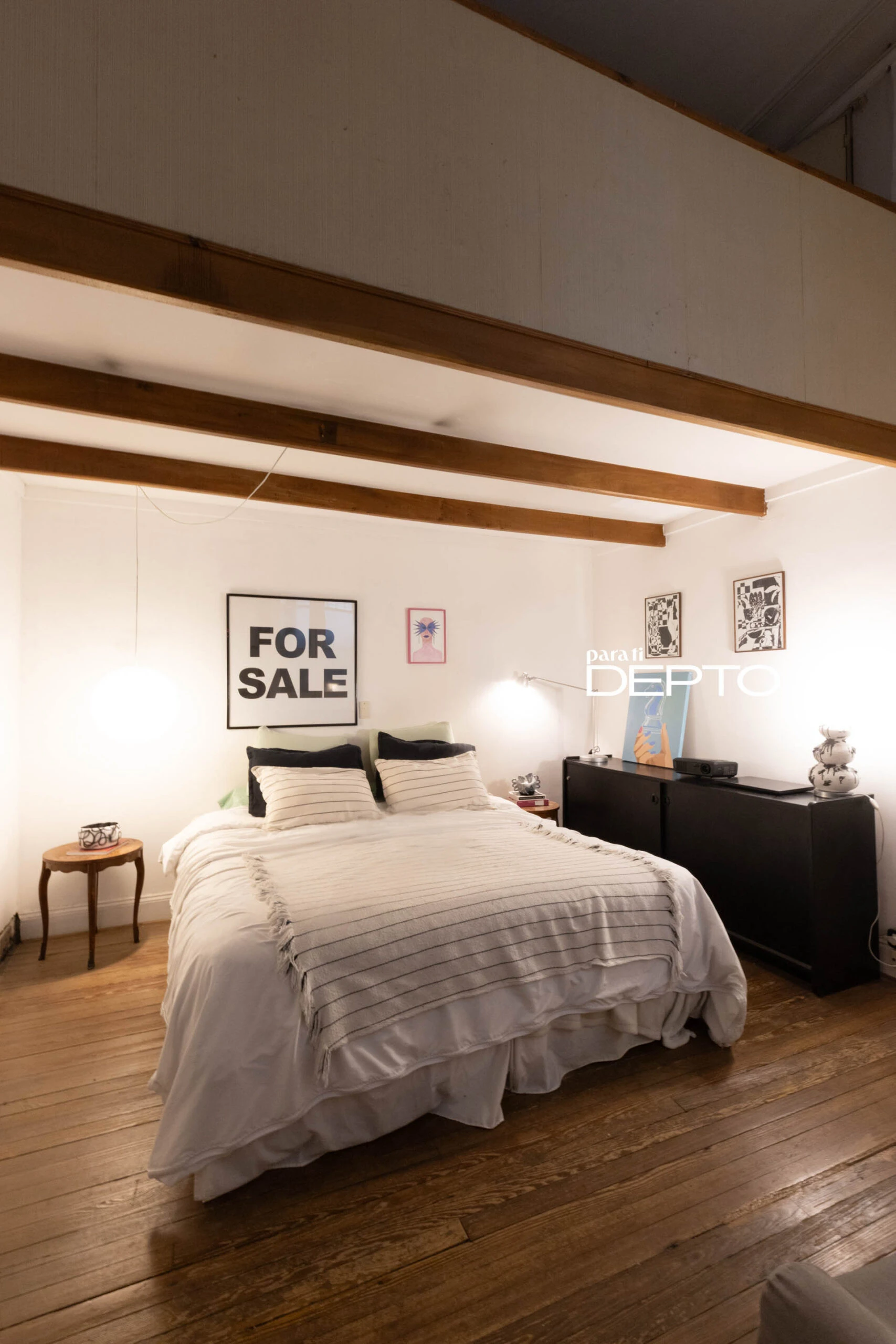 El dormitorio, con un póster regalo del artista visual Andrés Reisinger, en la cabecera.