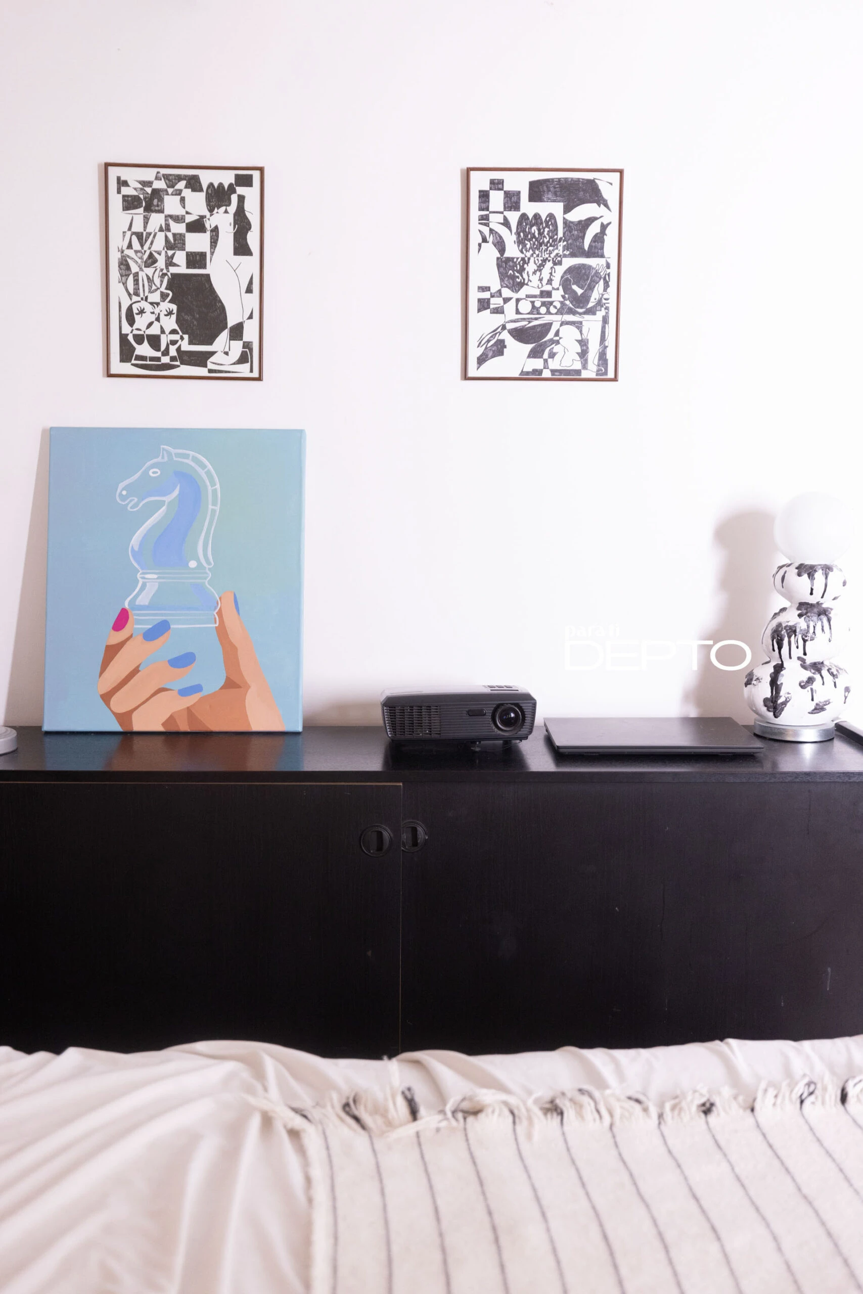 A los pies de la cama, más arte, arte arte!