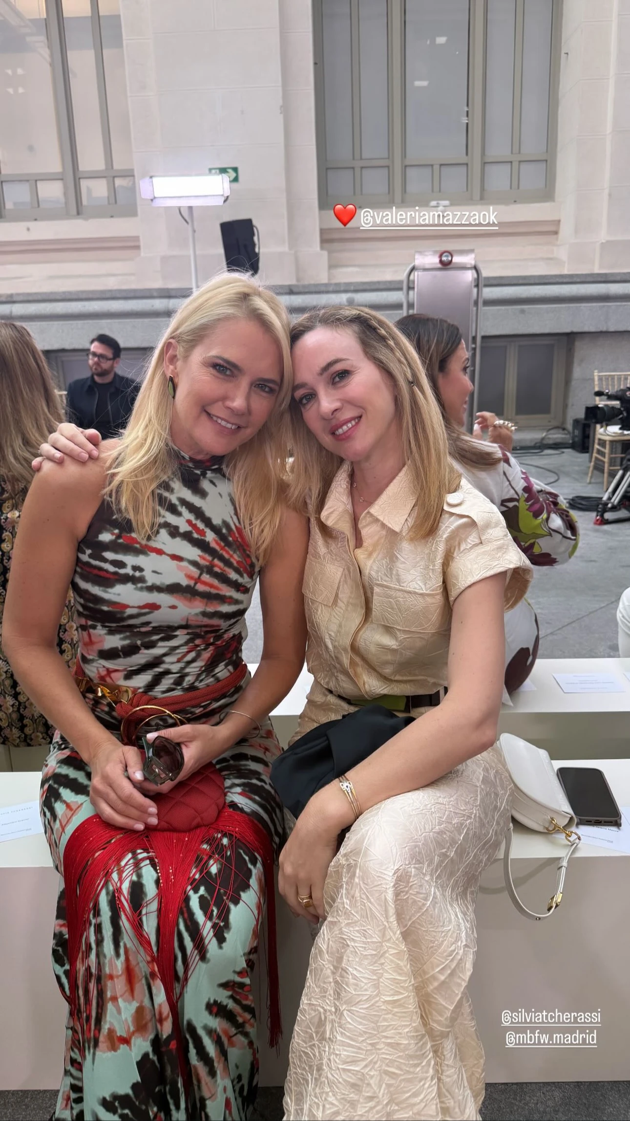 Valeria Mazza brilló en Madrid con un vestido tie dye lleno de estilo