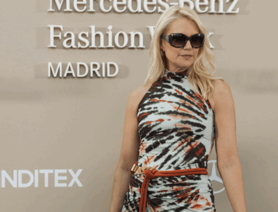 Valeria Mazza brilló en Madrid con un vestido tie dye lleno de estilo