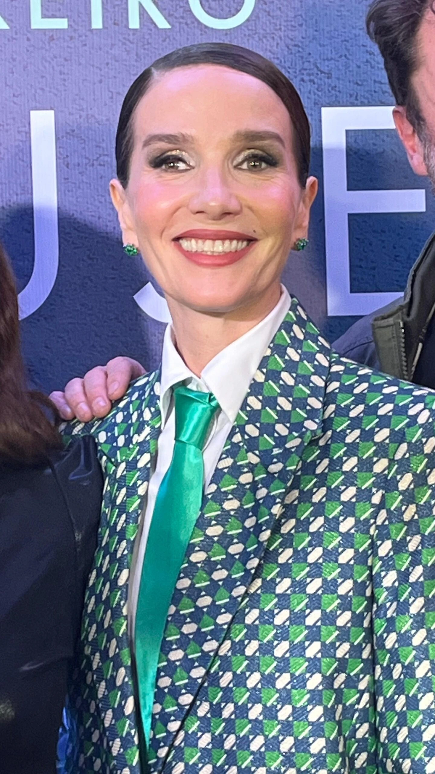 La actriz eligió un make up son sombras plateadas con brillos.