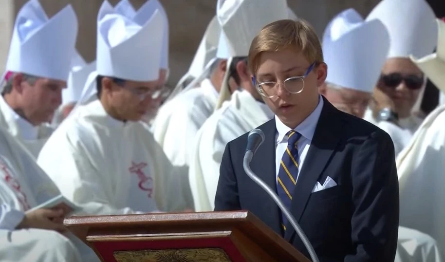 MIchele Acutis, hermano de Carlo lee un pasaje del Libro de la Sabiduría en el acto de canonización