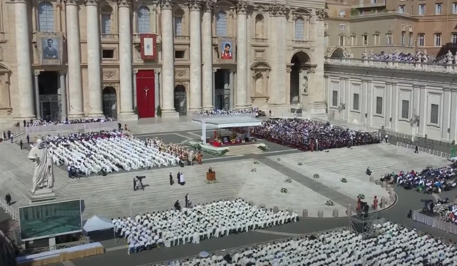 MIchele Acutis, hermano de Carlo lee un pasaje del Libro de la Sabiduría en el acto de canonización