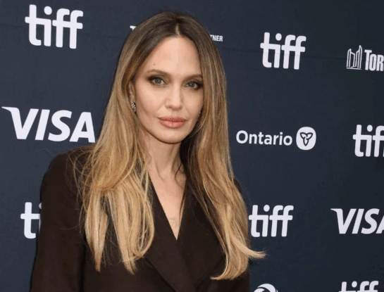 Angelina Jolie impactó en Toronto 2025 con un trench de Gabriela Hearst llevado como vestido, evocando su icónico look de los Oscars 2012.
