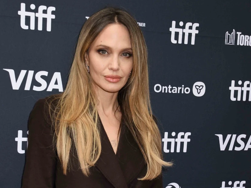 Angelina Jolie impactó en Toronto 2025 con un trench de Gabriela Hearst llevado como vestido, evocando su icónico look de los Oscars 2012.