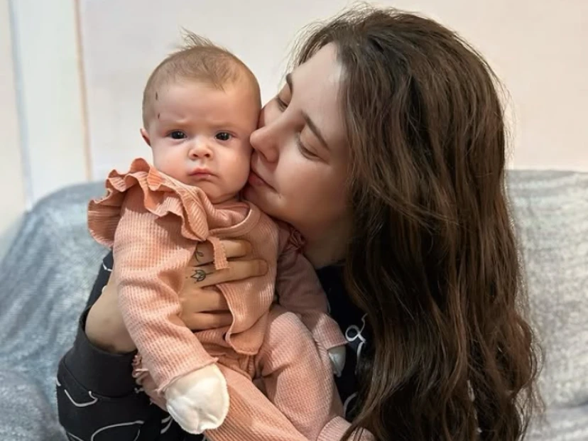 Júlia, la beba que nació con piel de mariposa