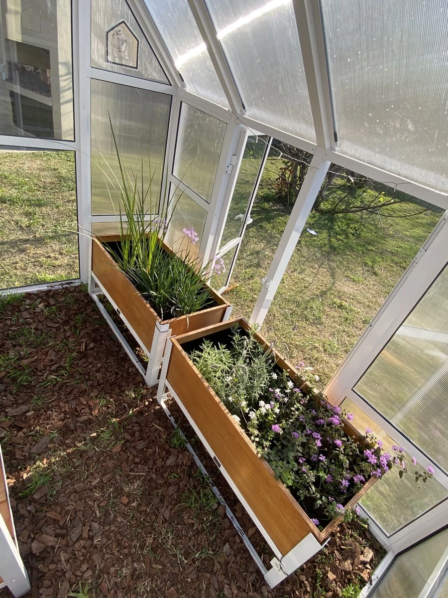 Son fáciles de instalar, mantener y trasladar, lo que los convierte en una solución sustentable y adaptable a distintos entornos: desde jardines urbanos hasta parques rurales. 