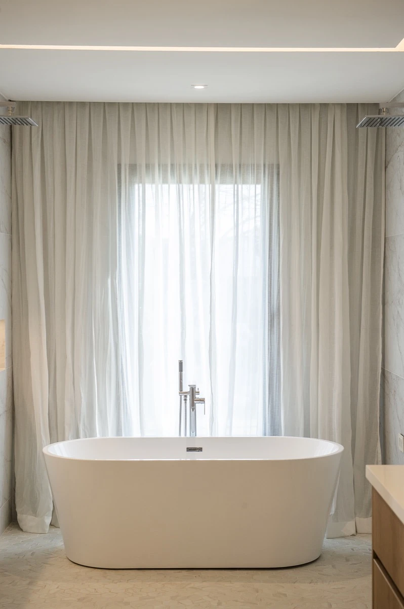 Por su diseño, la bañera exenta es una casi una pieza escultórica (Grupo Anacleto).