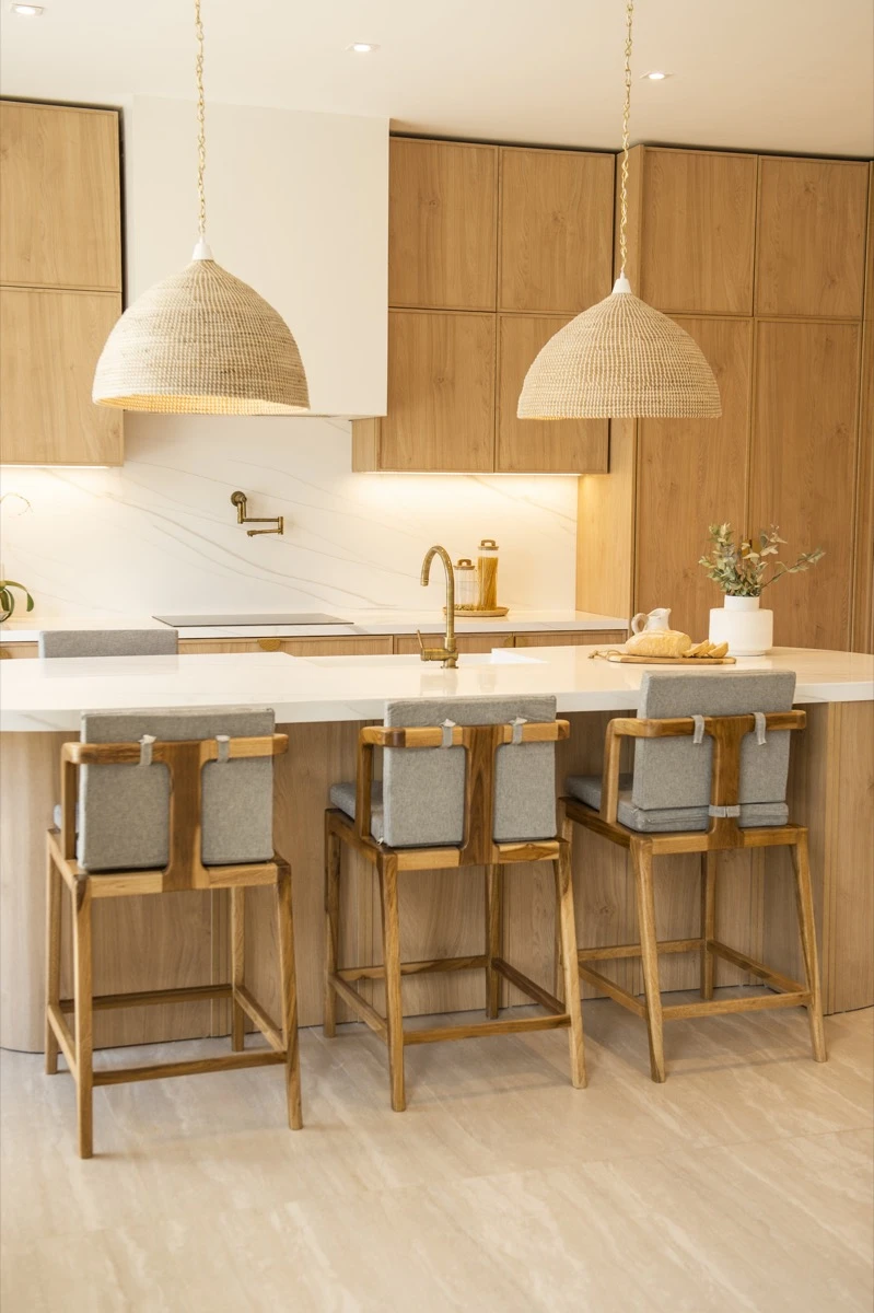 Entre los elementos destacados de la cocina: las banquetas de petiribí.