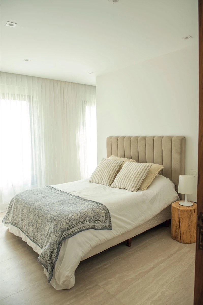 El dormitorio de la joven, cálido e iluminado naturalmente.