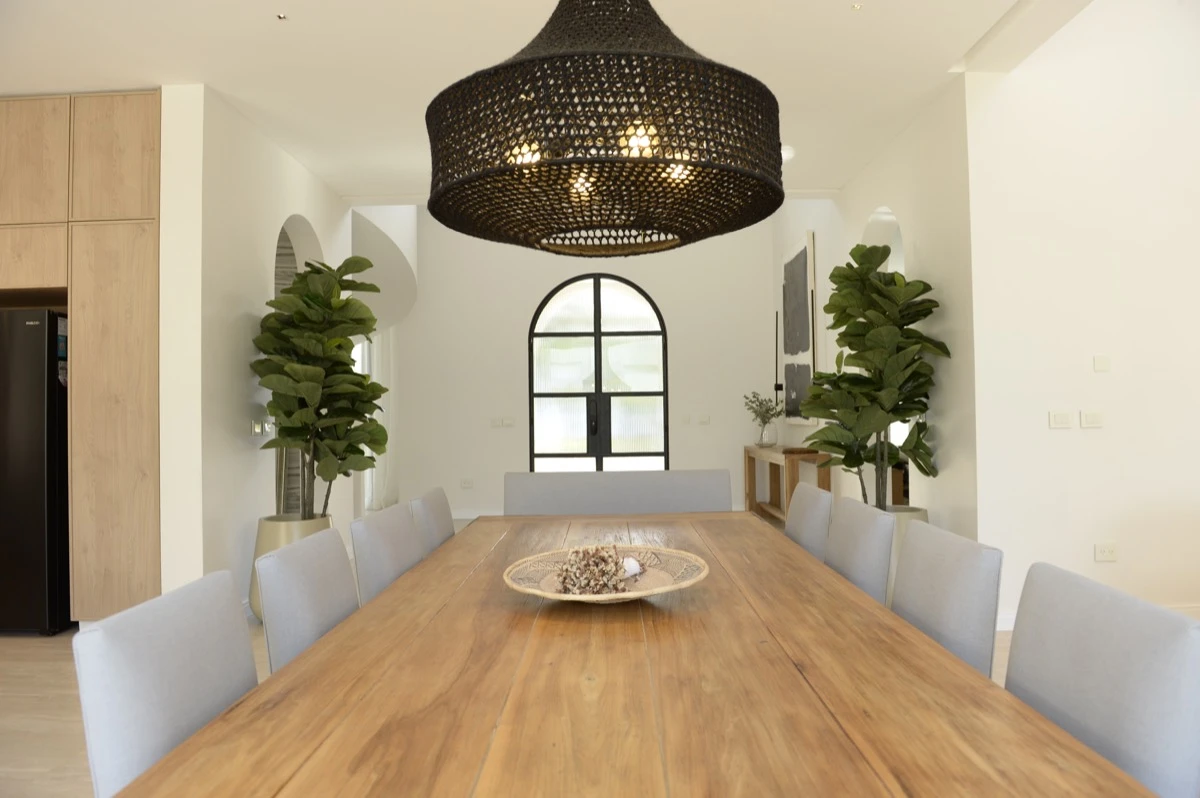 “Para el comedor elegí una mesa de madera rústica con unas sillas tapizadas en tela tipo sunbrella