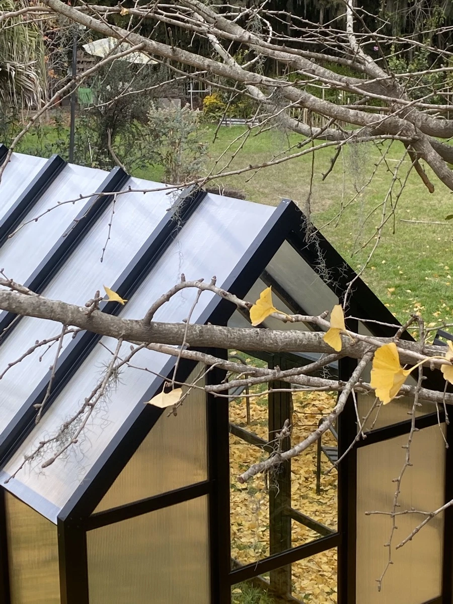 Los mini invernaderos están fabricados con materiales nobles y duraderos: aluminio, vidrio y policarbonato. 