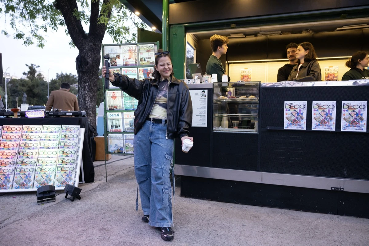 La creadora digital Laura Troval en el spot de para ti DECO en Canillita.