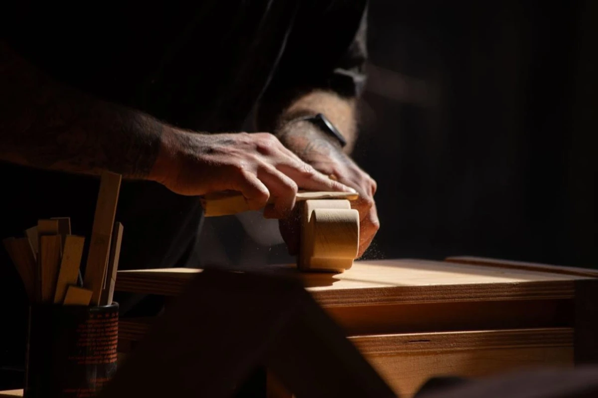 El banco se realizó con materiales disponibles recuperados