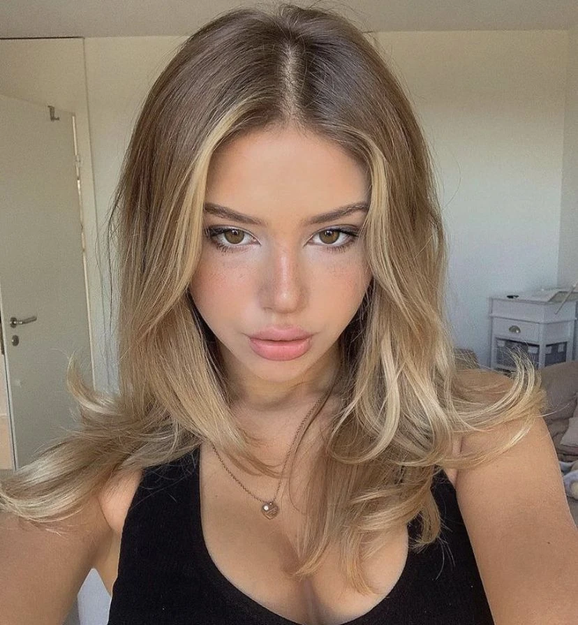 Makeup y pelo relajado.