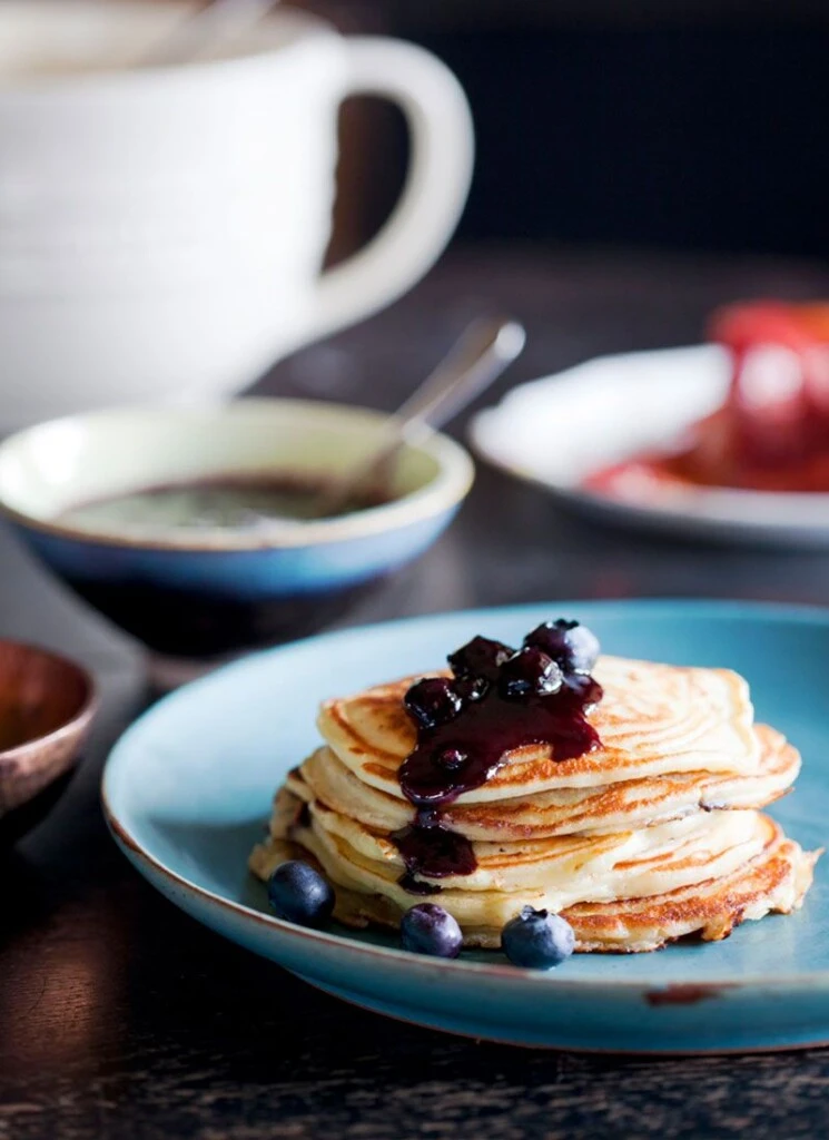 Panqueques de ricota y limón con salsa de arándanos: una receta suave y deliciosa

