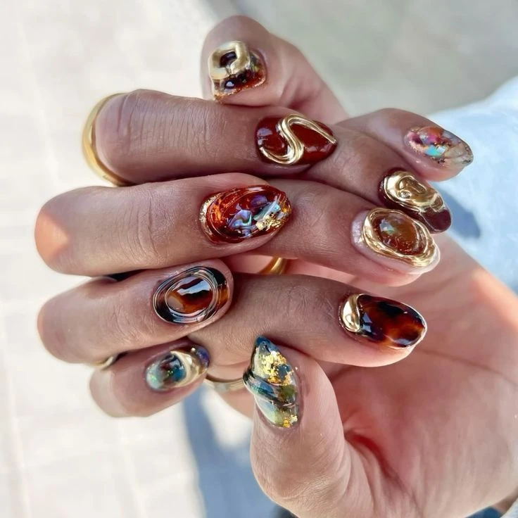 Las uñas cardone enamoran a la Gen-Z.