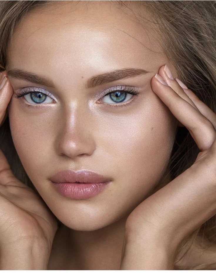 El maquillador Lewis Amarante revela por qué un lápiz claro en la línea de agua puede cambiarlo todo: abre los ojos, da frescura y suaviza los rasgos.