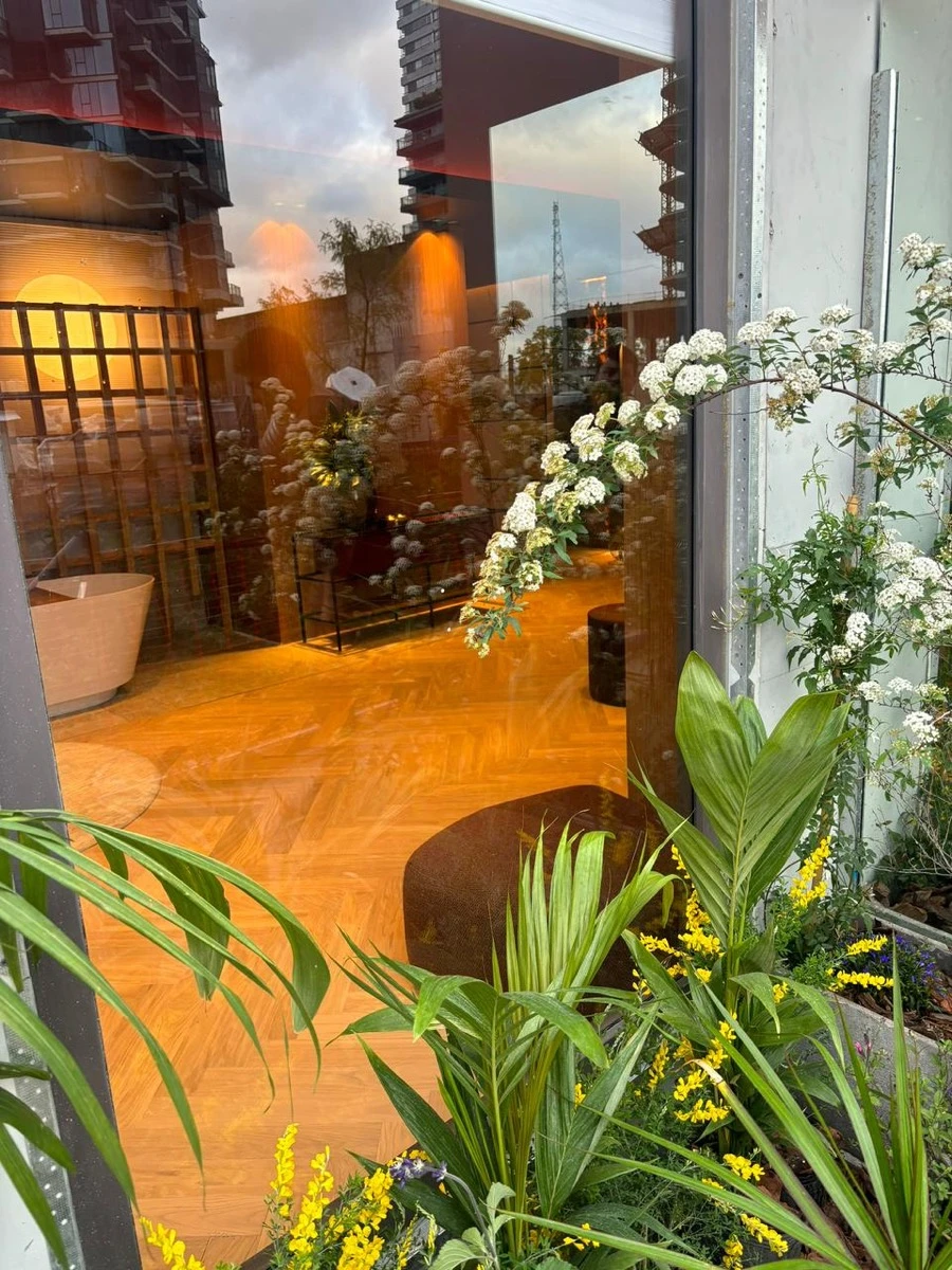 El baño de Martín Casabe en Casa FOA 2025 desde el exterior de Madero Harbour. 