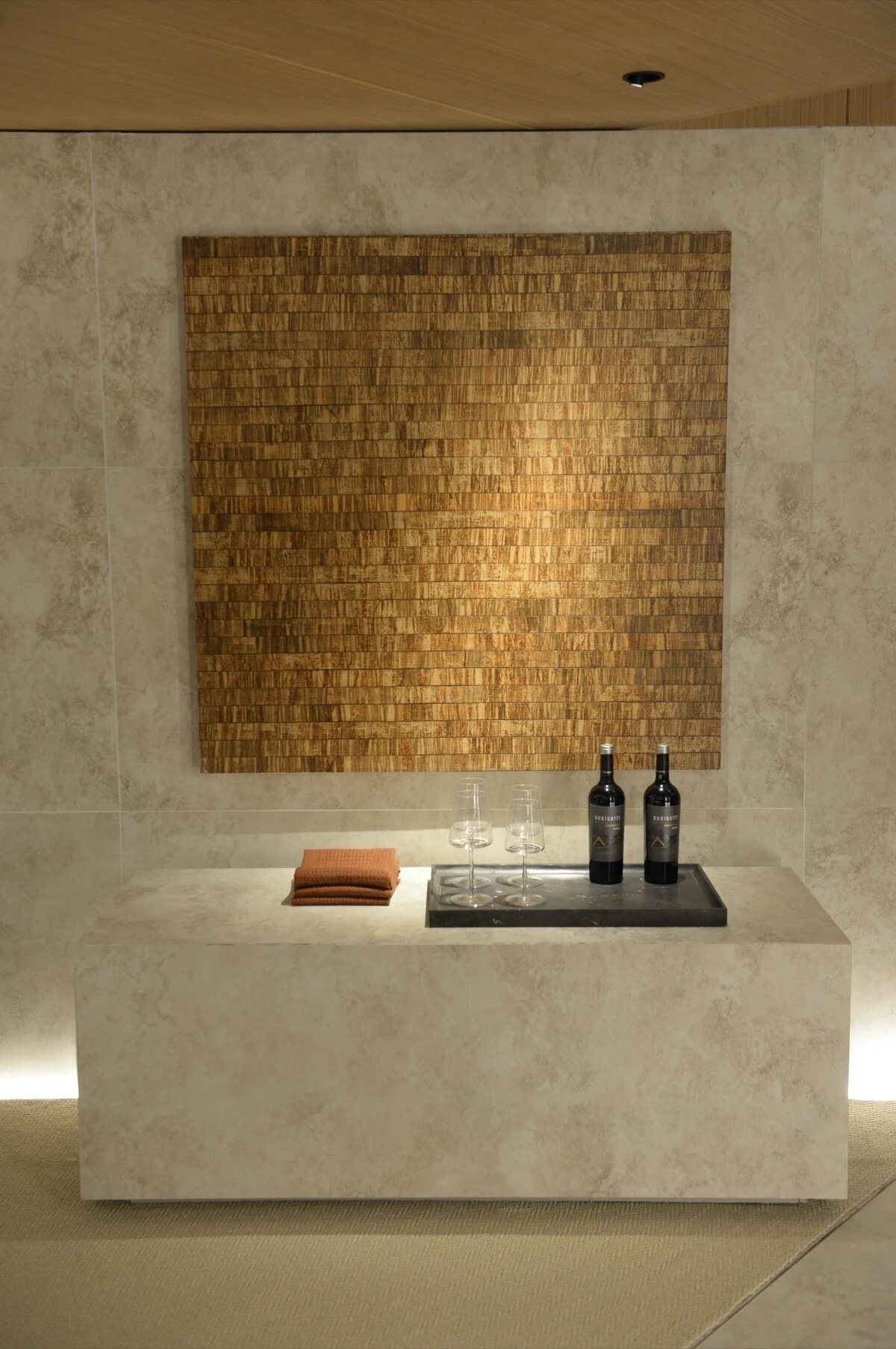 Una obra de Jorge Sarsale evoca la textura del corcho, símbolo del vino.