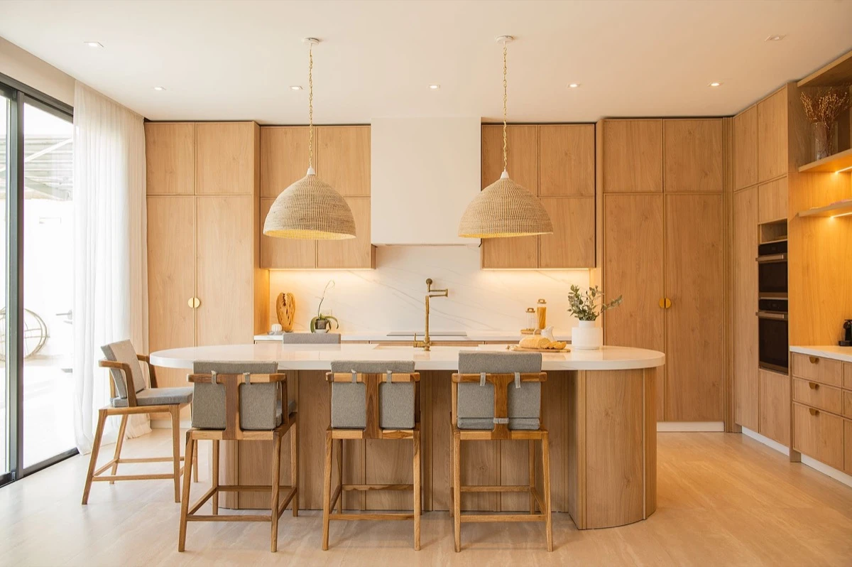 La iluminación es protagonista del diseño de la cocina.