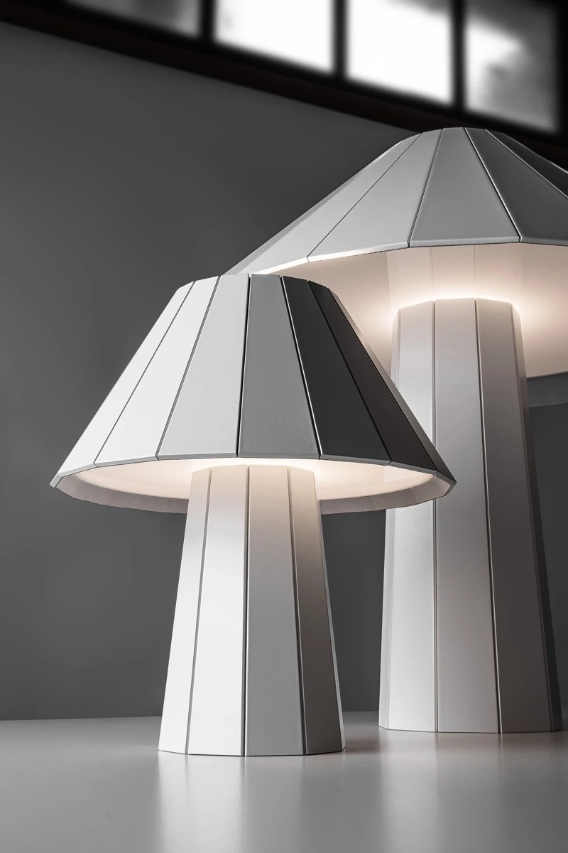 Su singularidad radica en el plegado que se logra a través de la combinación de un material blando y uno rígido, y que a la vez define su forma.