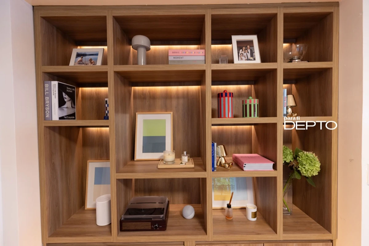 Detalle de la biblioteca en el espacio de trabajo de Isabella: sin excesos y con encanto.