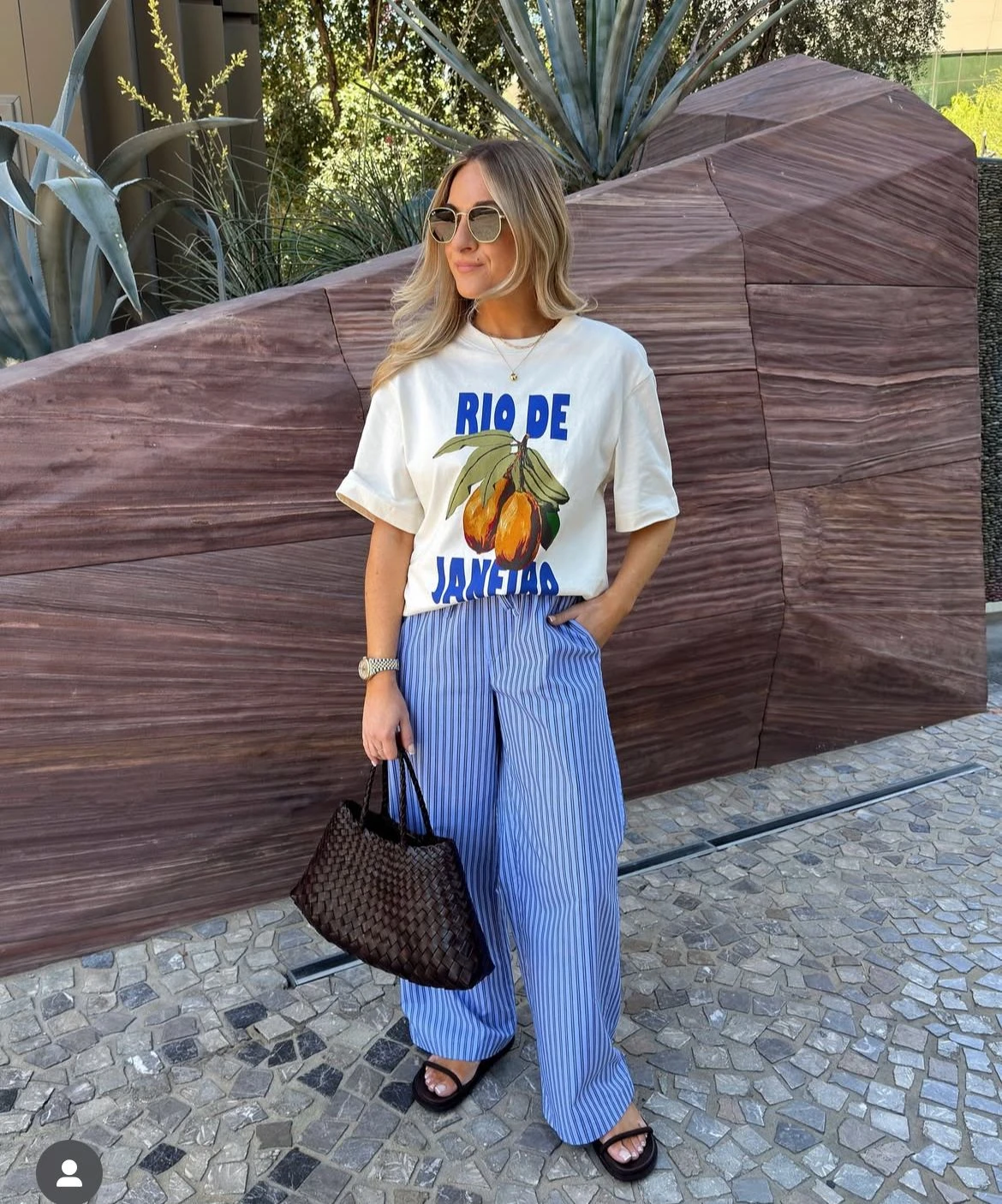 Pantalón rayado + remera con estampa