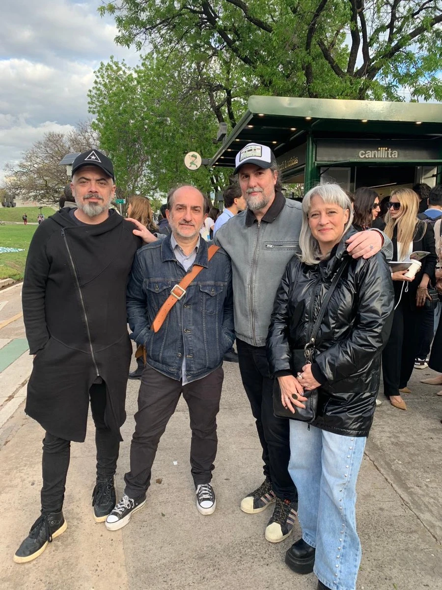 
Federico Platener, Juan Martín Cutro, director de para ti DECO, el artista Claudio Roncoli y Monsy Abril, curadora de Canillita. 