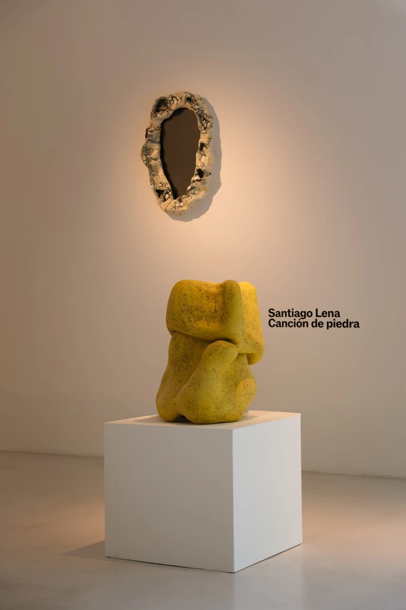 La muestra de Santiago Lena se distribuye en dos colecciones: MAGMA e HILO.  
