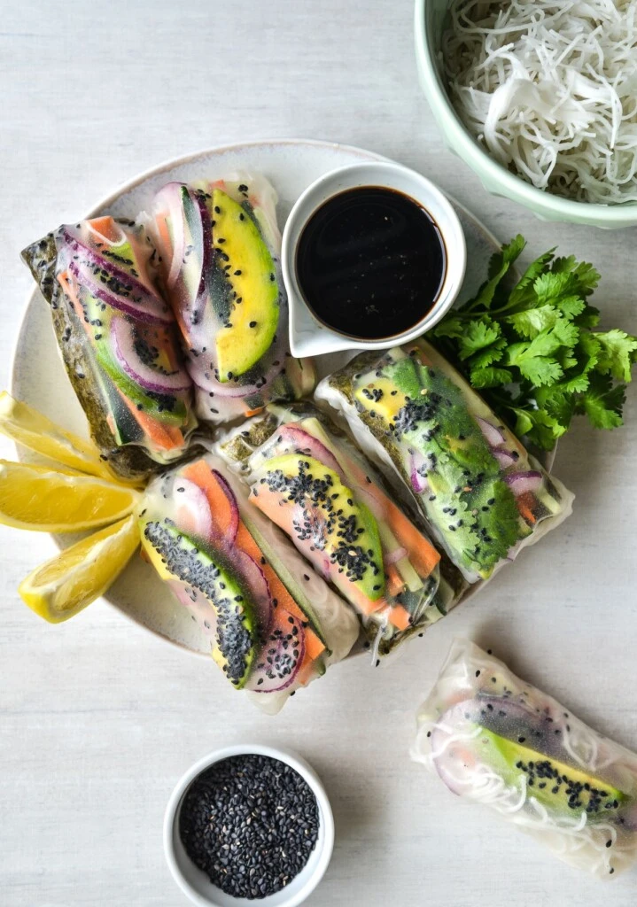 Rollitos vietnamitas de papel de arroz: una receta con pollo, palta y cilantro

