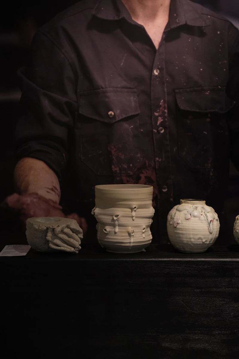 “La obra de Santiago Lena nace de una escucha profunda. No hay en él una intención de dominar la materia, sino de acompañarla”, escribe Cristián Mohaded en el texto curatorial.  