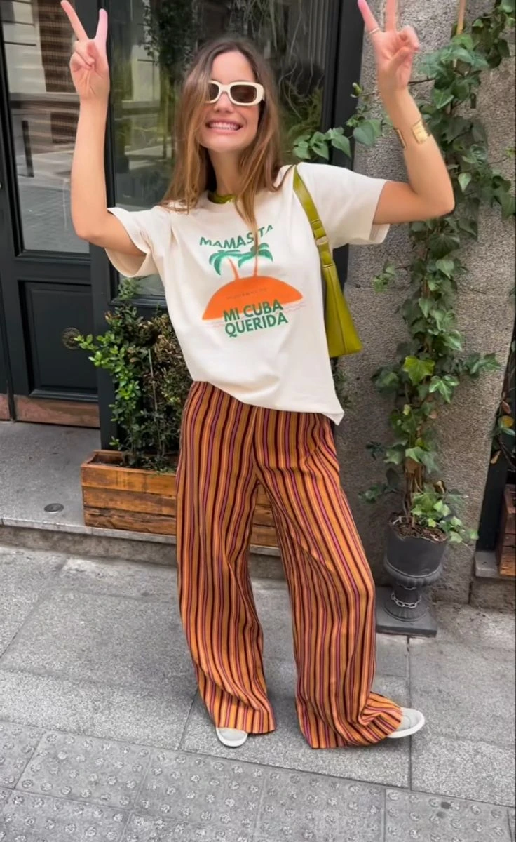 Pantalón rayado + remera con estampa
